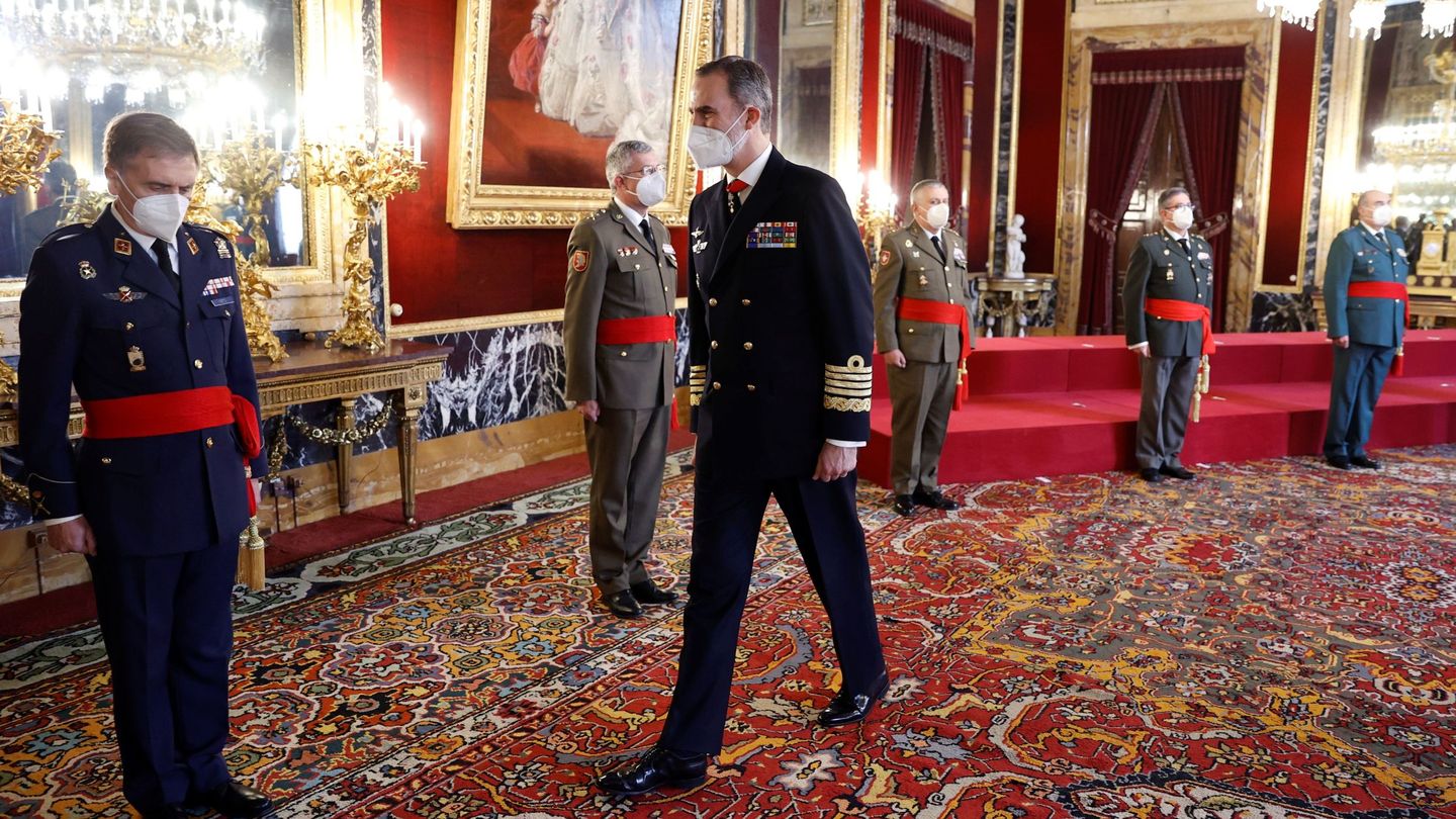Felipe VI, en su encuentro con un grupo de generales de Brigada en el Palacio Real de Madrid. (EFE)