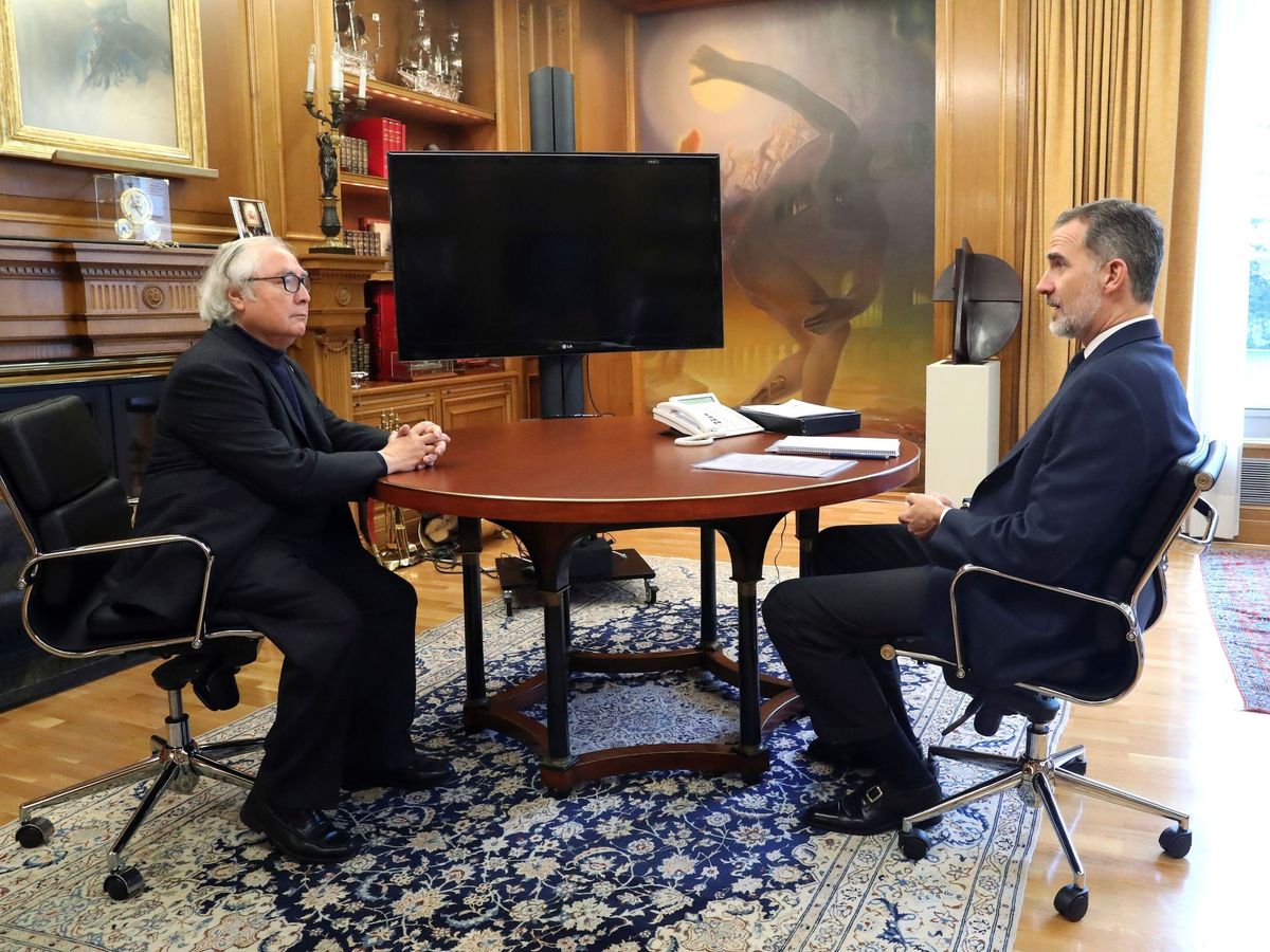Foto: El rey Felipe (d) y el ministro de Universidades, Manuel Castells, durante la reunión que mantuvieron el pasado jueves en el Palacio de la Zarzuela. (EFE)