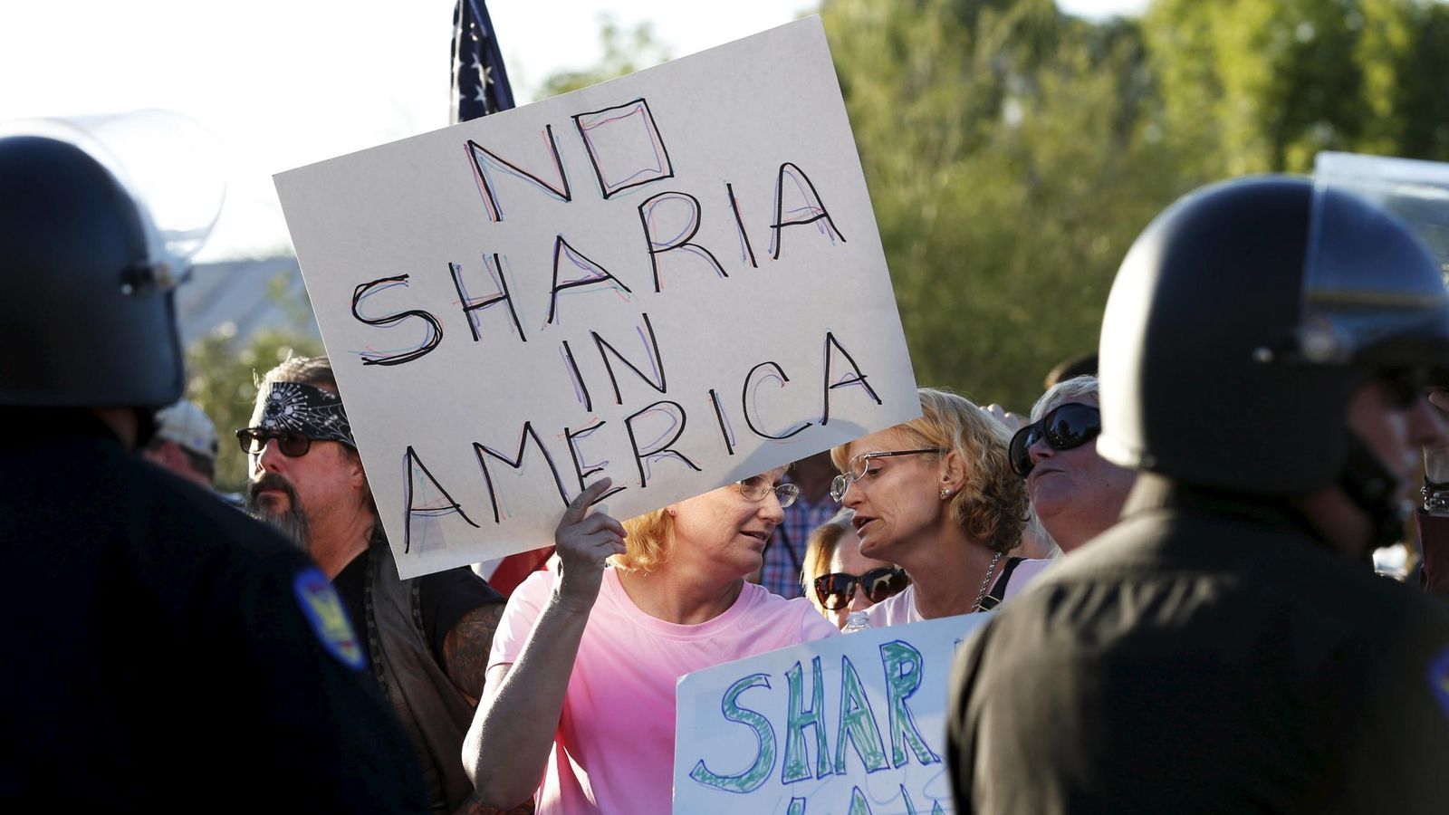 Foto: Mujeres enarbolan pancartas frente al Centro de la Comunidad Islámica en Phoenix, Arizona, en mayo de 2015 (Reuters)