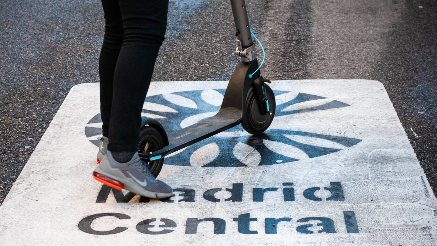 Muchos han optado por un patinete ante las restricciones de Madrid Central. (C. Castellón)