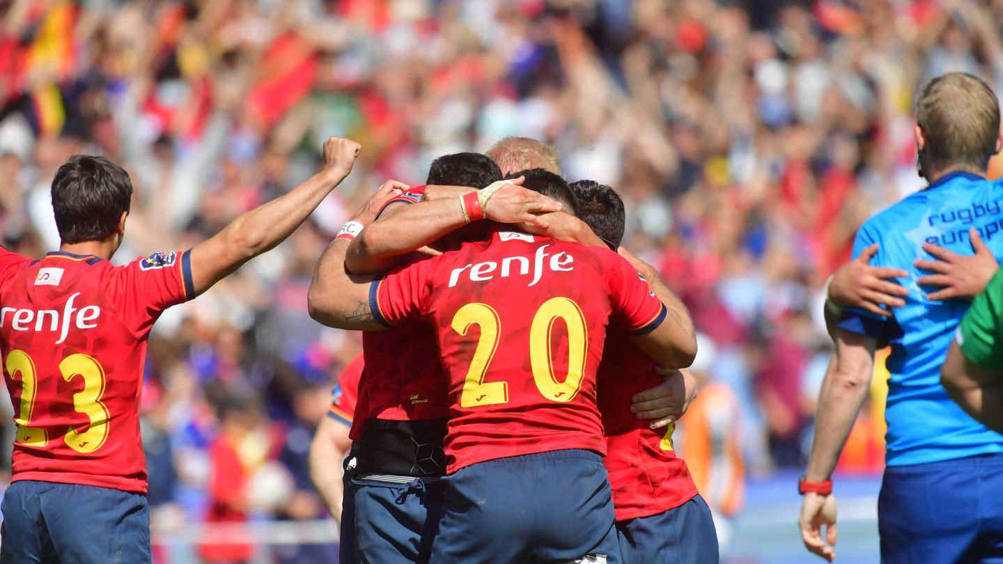 Los jugadores de España se abrazan al finalizar el encuentro. (Cachaphotography)
