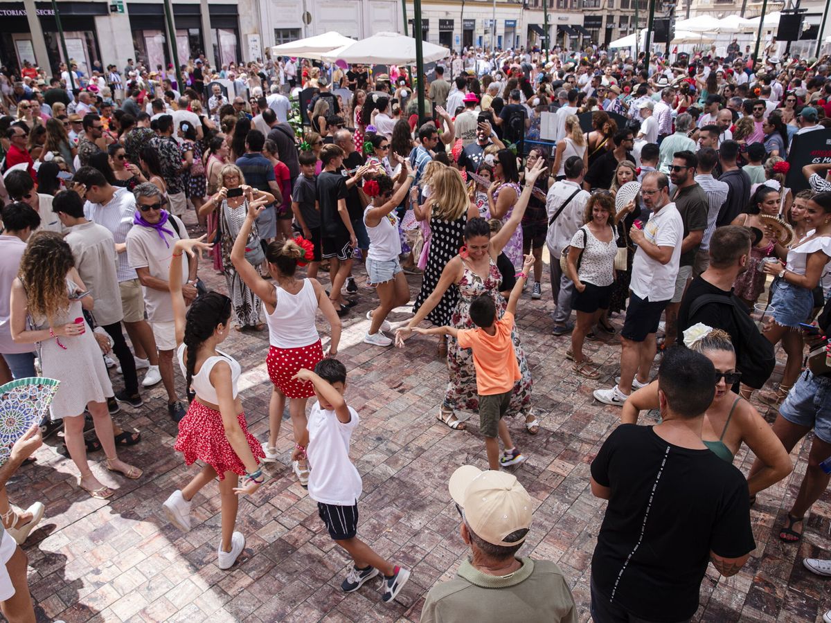 Foto: Cientos de personas en la feria de Málaga el 16 de agosto. (EFE/Zapata)