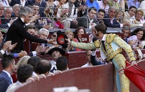 Juan José Padilla brinda un toro a Adolfo Suárez Illana en su primera aparición pública tras ser operado de cáncer
