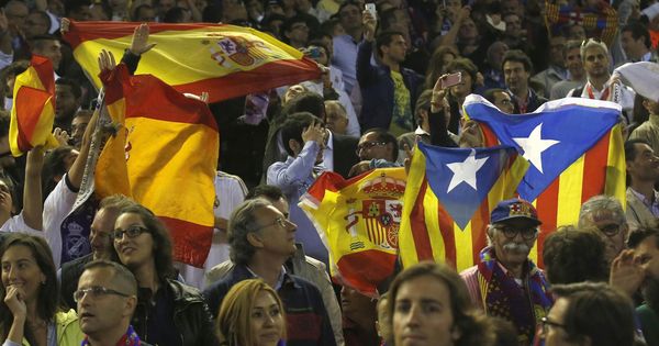 Foto: Aficionados del Real Madrid con la bandera española, y del FC Barcelona con la señera. (Reuters)
