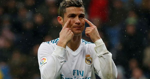 Foto: Cristiano Ronaldo hace un gesto a sus compañeros en el último partido de Liga. (Reuters)