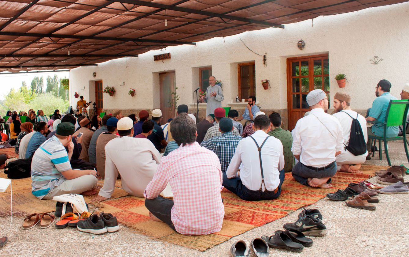 El converso estadounidense Hakim Archuletta imparte una clase en islam y alimentación saludable. (F. Azzagra)