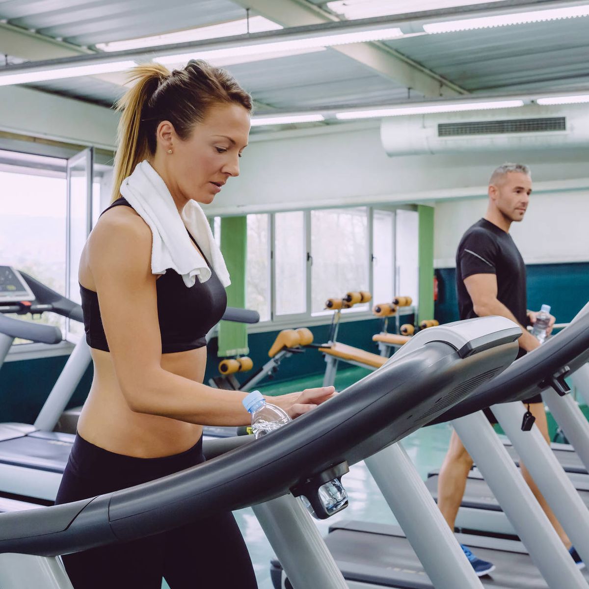 Cómo quemar grasa abdominal: ¿corriendo o yendo al gimnasio?