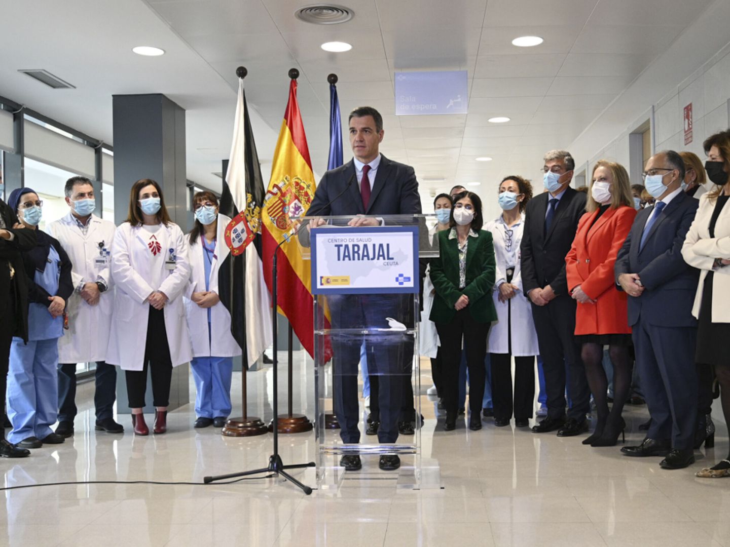 El presidente del Gobierno, Pedro Sánchez, durante la visita que ha realizado este miércoles al Centro de Salud Tarajal de Ceuta. (EFE/POOL MONCLOA/Borja Puig de la Bellacasa) 
