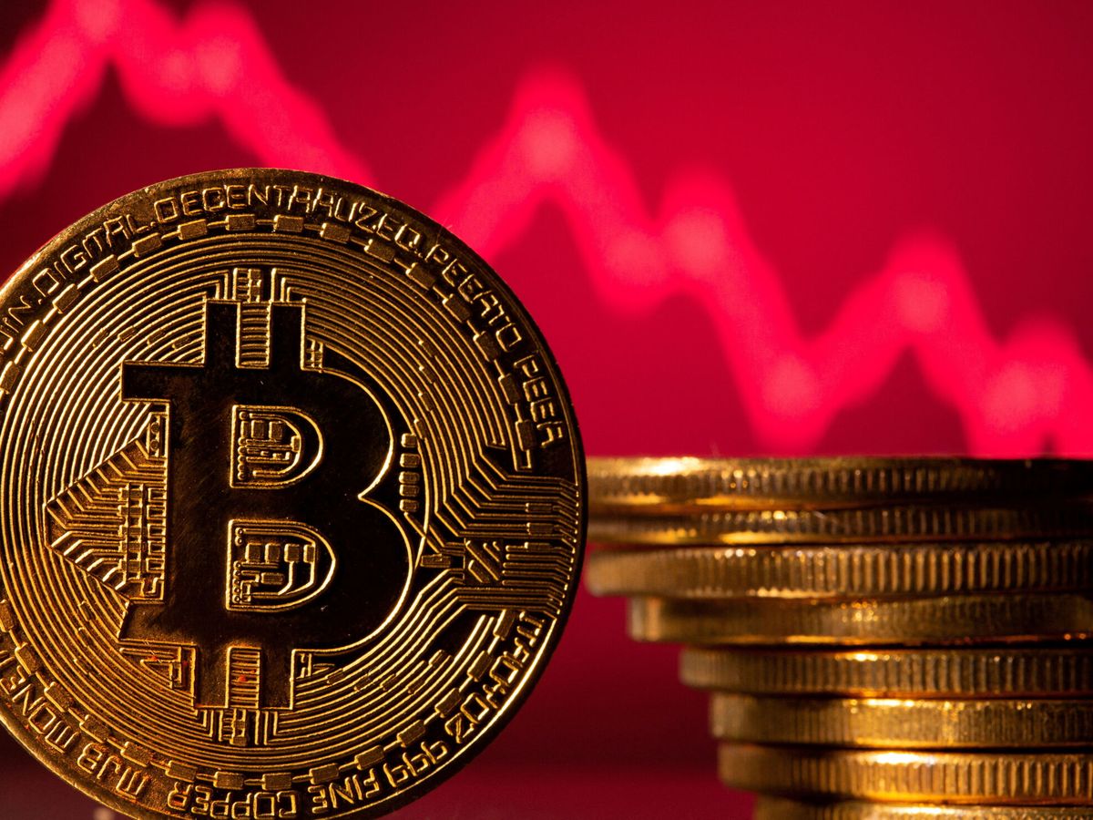 Foto: Representación de un Bitcoin. (Reuters/Dado Ruvic)