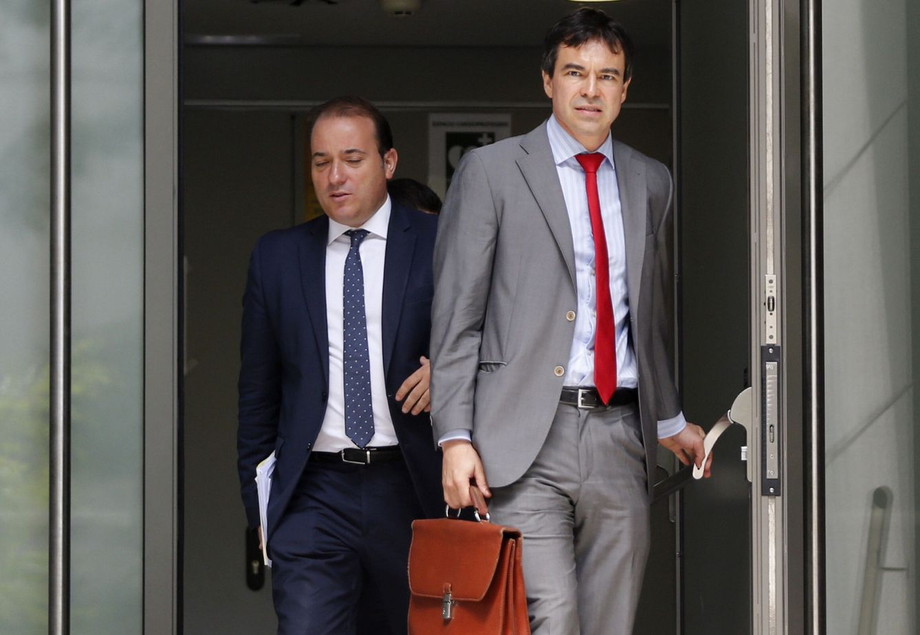 El abogado de la Confederación Intersindical de Crédito, Andrés Herzog, a la salida de la AN. (EFE) 