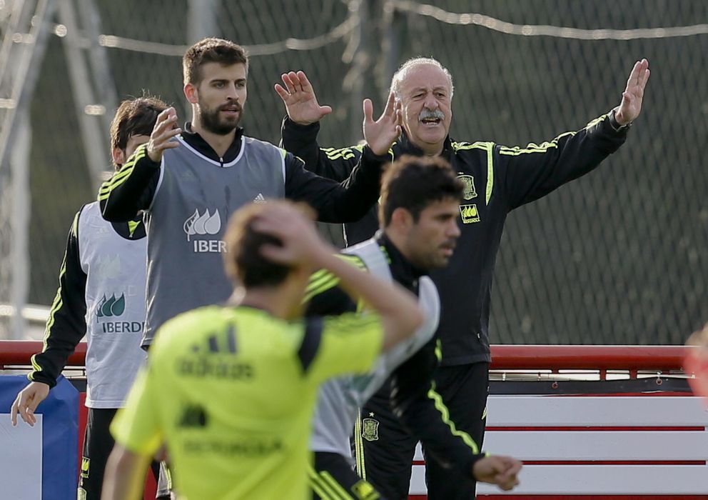 Foto: Del Bosque pide calma en el primer entrenamiento de España en tierras brasileñas.