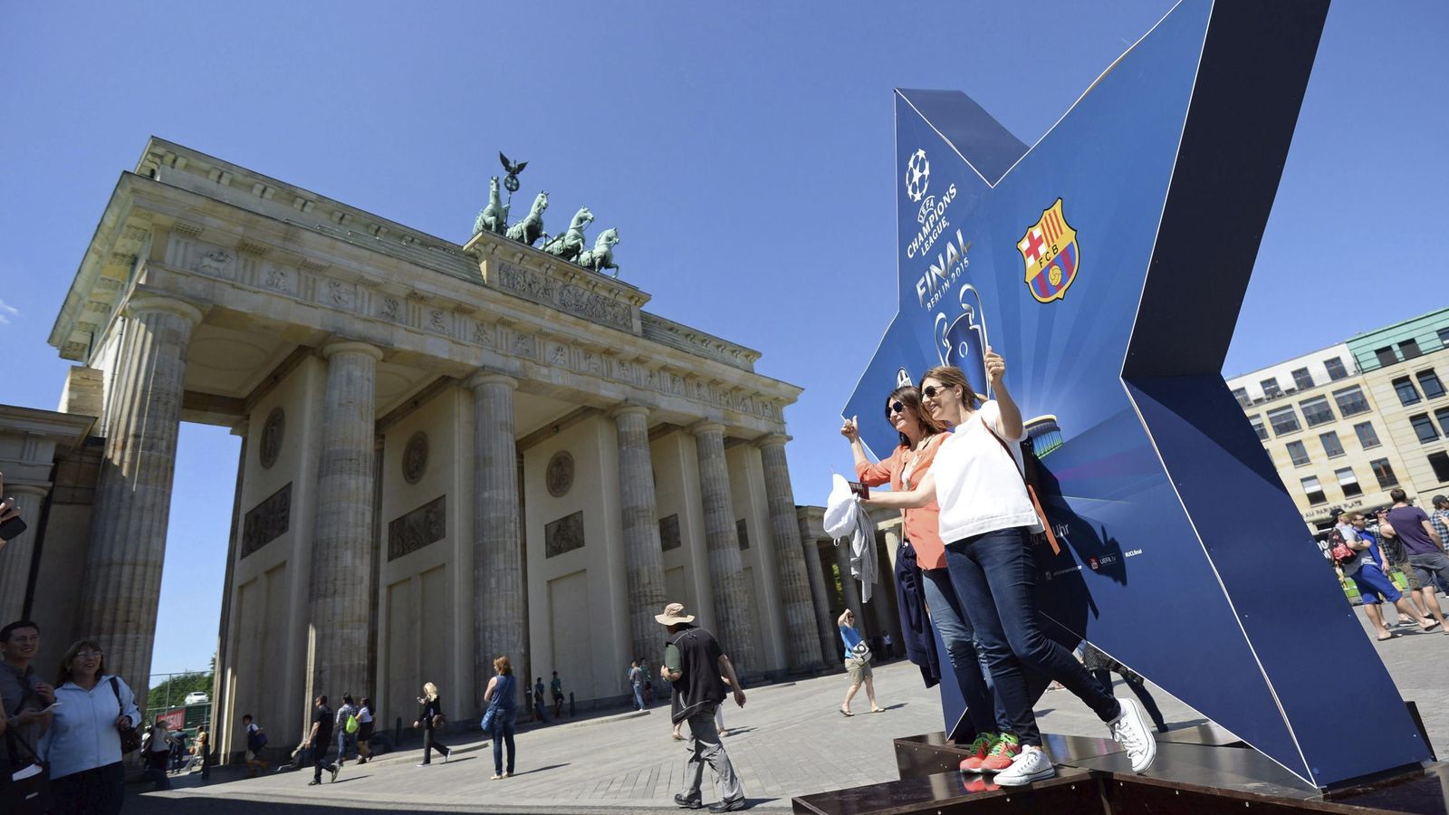 Foto: La Puerta de Brandenburgo, punto de encuentro para los aficionados (Efe).