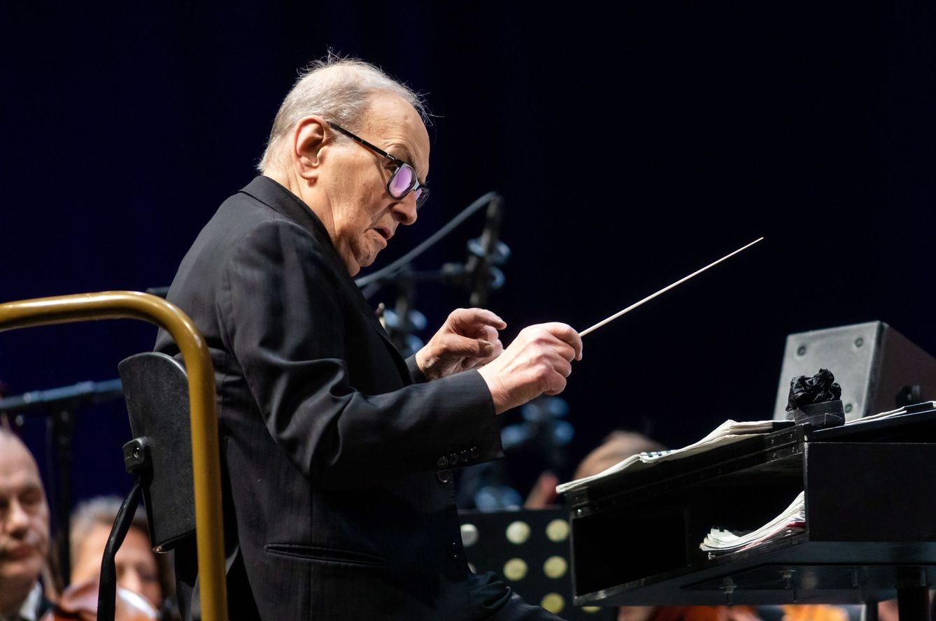 El compositor italiano Ennio Morricone dirige durante su concierto en Budapest (EFE) 