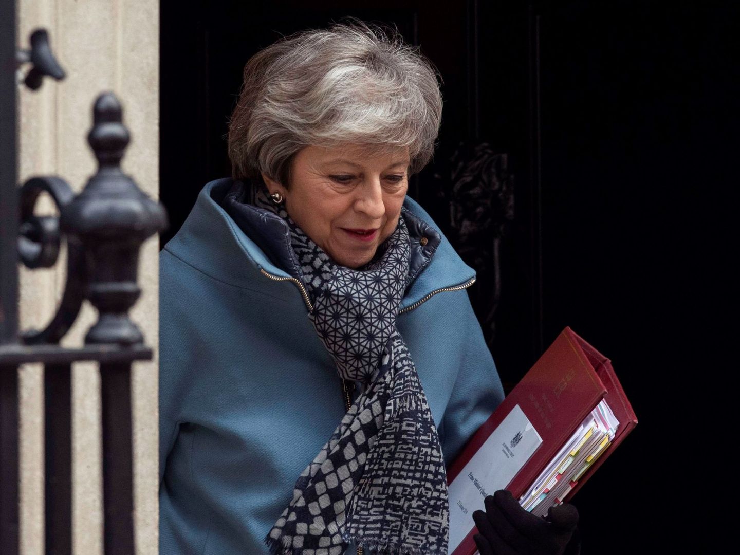 La primera ministra del Reino Unido, Theresa May, sale del Número 10 de Downing Street, en Londres. (EFE)