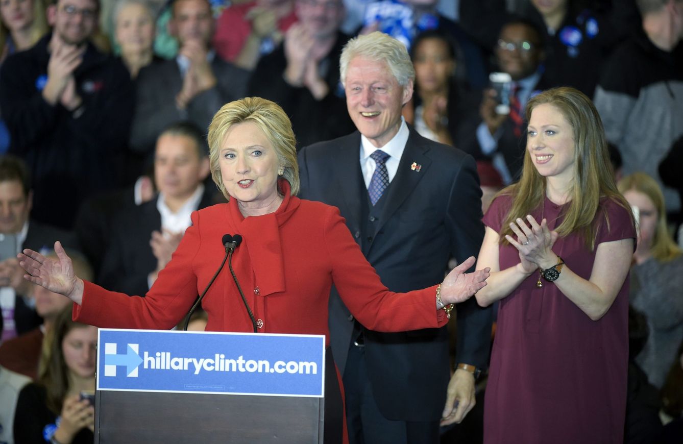 Hillary Clinton junto a su marido, el expresidente de EEUU Bill Clinton, y su hija,  Chelsea Clinton, en Iowa. (EFE)