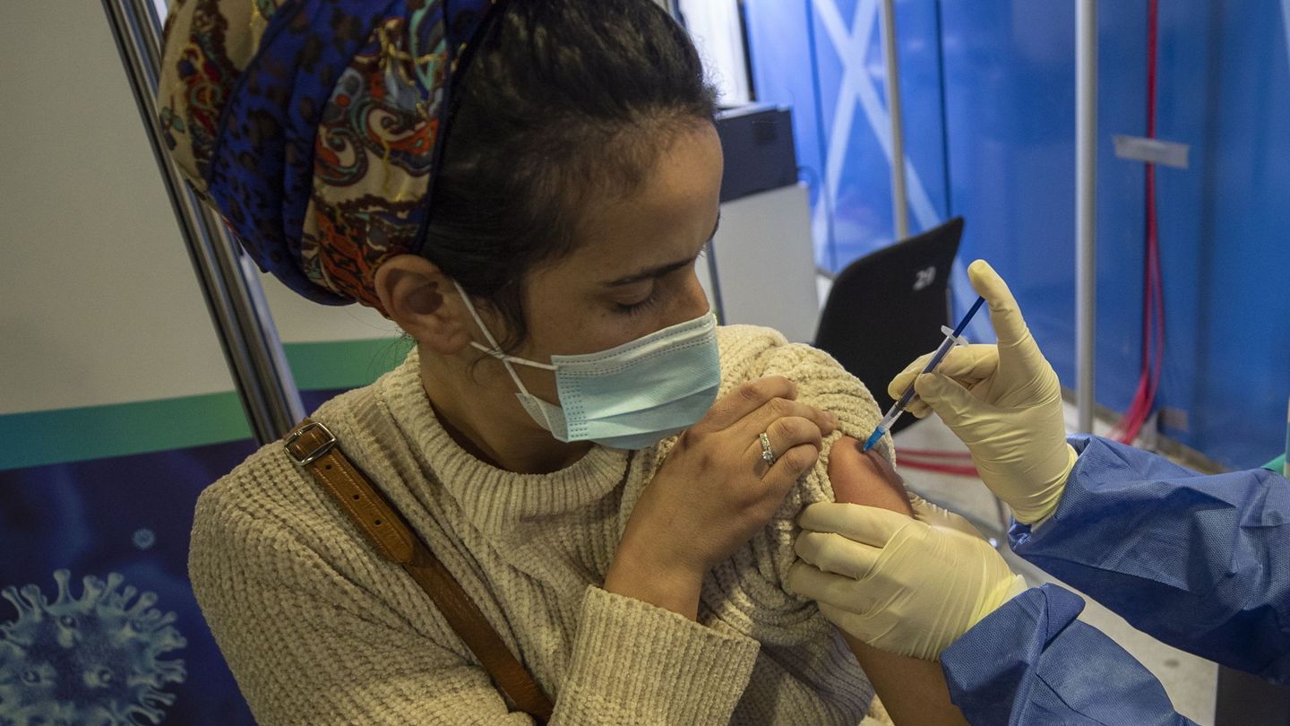 Una mujer, vacunada en Israel. (Reuters)