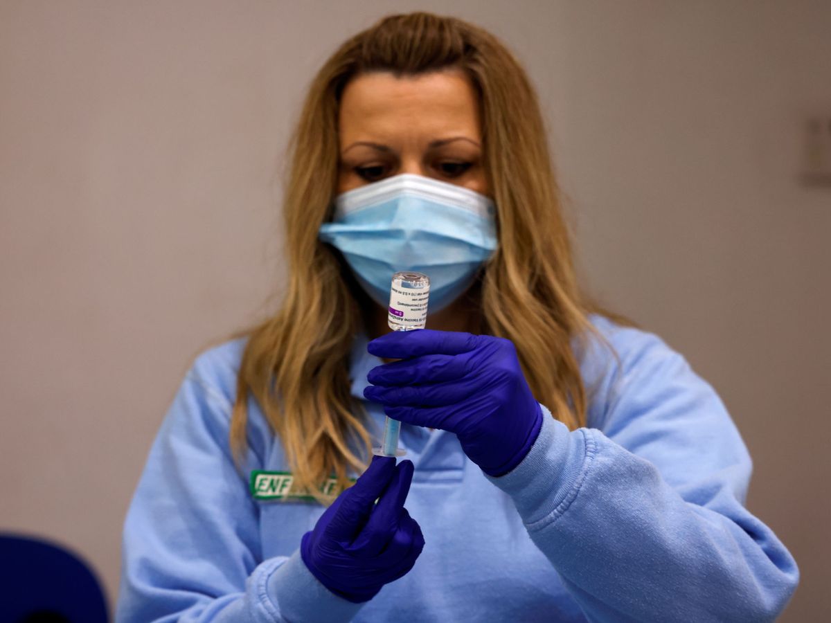 Foto: Una mujer prepara una dosis de la vacuna de AstraZeneca contra la enfermedad del coronavirus en Huelva, España. (Reuters/Marcelo del Pozo) 