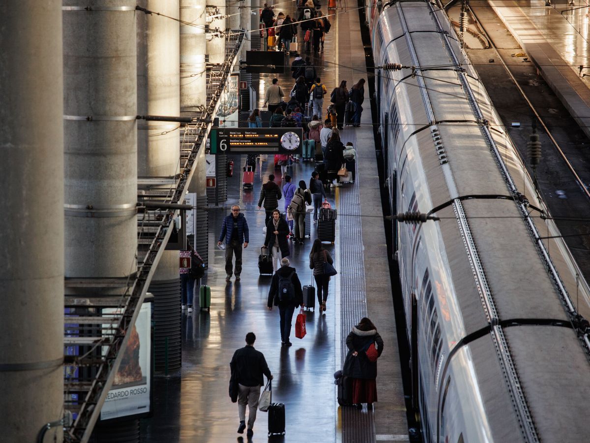 Foto: La bonificación del transporte público se prorroga hasta diciembre de 2024. (Europa Press/Alejandro Martínez Vélez)
