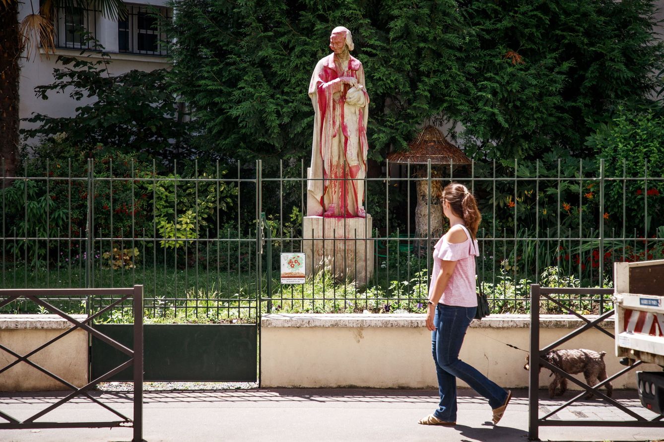 Una estatua en París de Voltaire, uno de los padres de la Ilustración, cubierta en 2020 de pintura roja. (EFE/Christophe Petit Tesson)