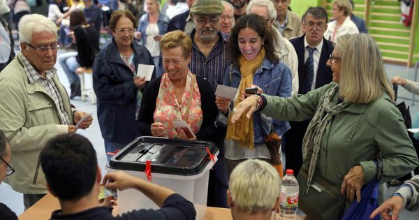 Foto: Ciudadanos hacen cola para votar en el referéndum independentista convocado por la Generalitat catalana suspendido por el Tribunal Constitucional. (EFE)