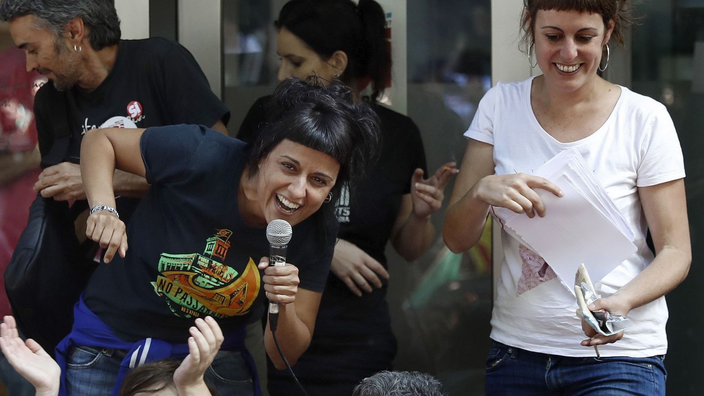 Las diputadas de la CUP, Anna Gabriel (i) y Mireia Vehí (d), saludan a la gente durante una de las concentraciones. (EFE)