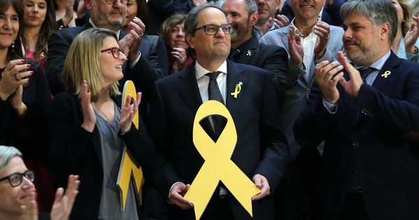 Foto: Quim Torra posa con un gran lazo amarillo, en honor a los políticos presos, tras ser investido como nuevo presidente de la Generalitat. (EFE)