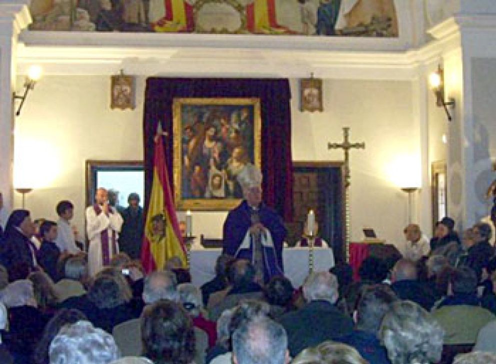 Foto: Zapatero acelera la retirada del crucifijo en las escuelas... Y el obispo de Alcalá oficia misa con la bandera franquista  sobre el altar