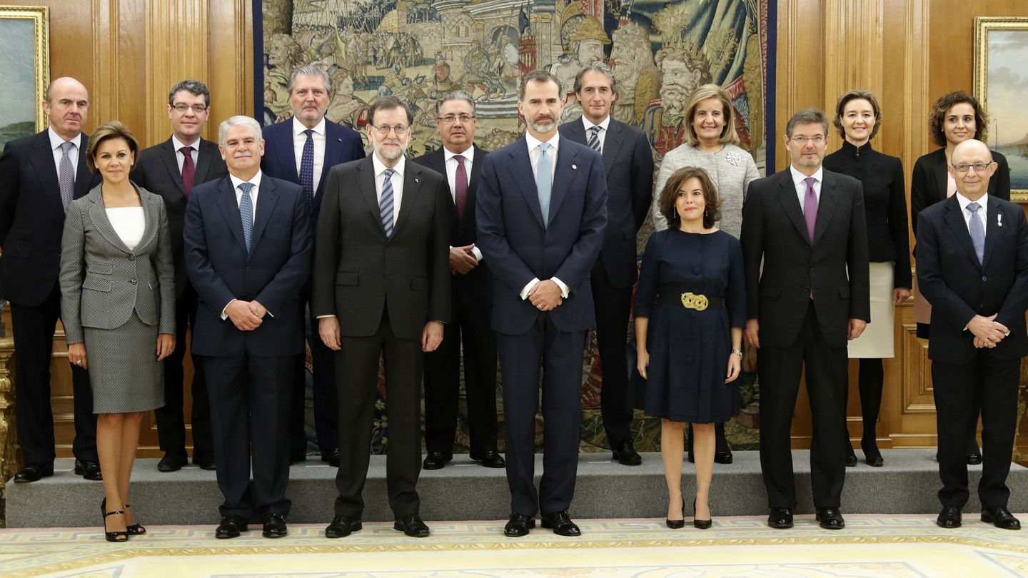 El rey Felipe VI posa con Mariano Rajoy y los 13 ministros de su nuevo Gobierno. (EFE)