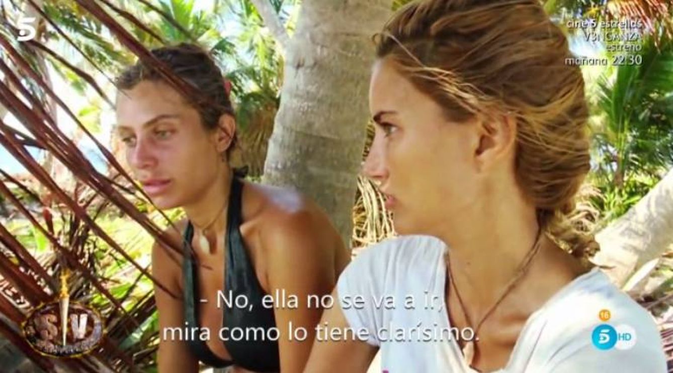 Paola y Alba Carrillo sospechan de la seguridad con la que actúa Gloria Camila en 'Supervivientes'. (Mediaset España)