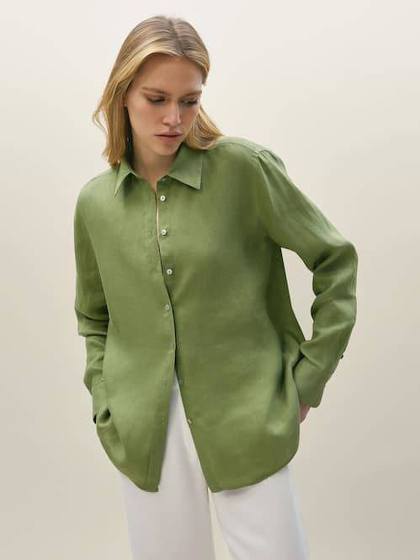 La camisa de lino de Massimo Dutti. (Cortesía)