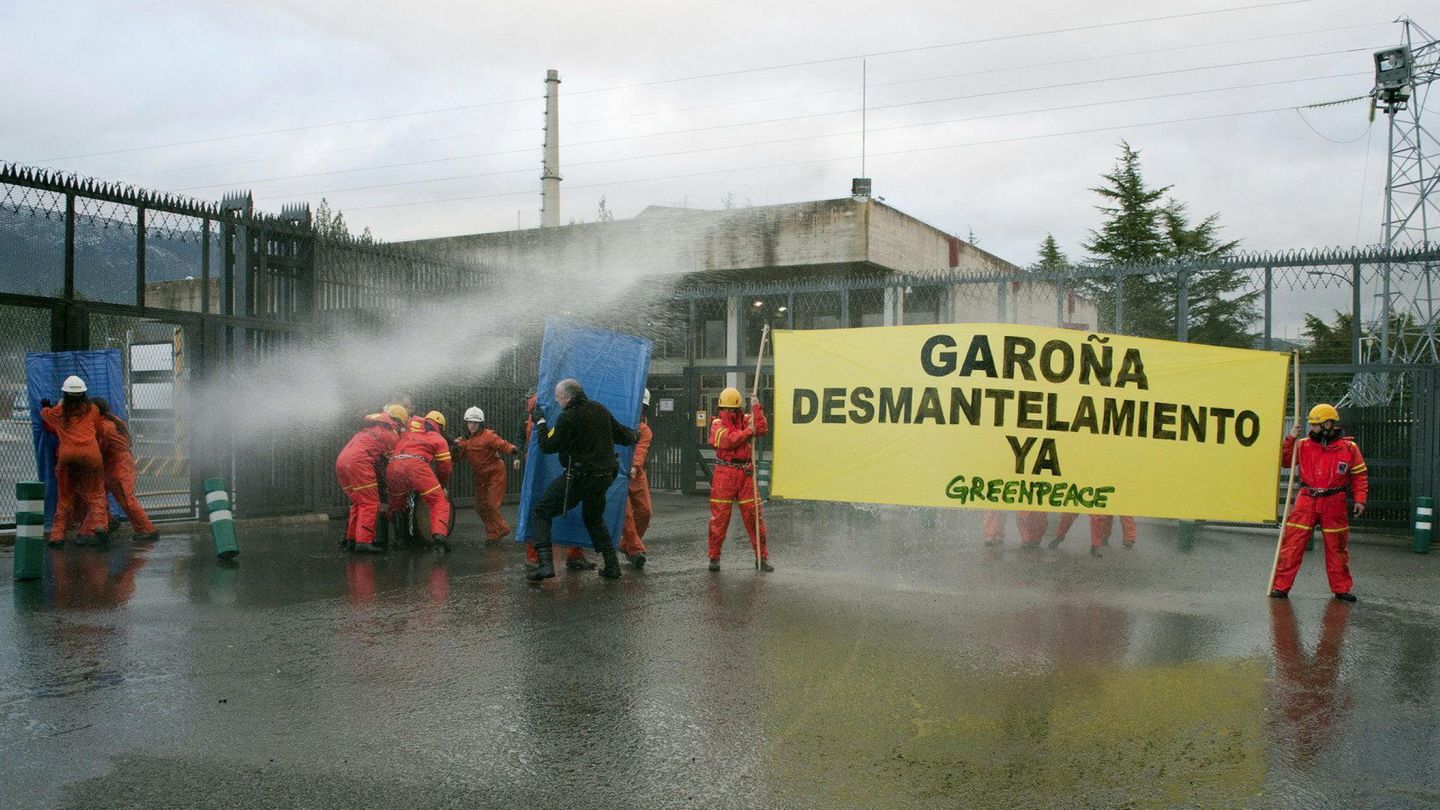 Manifestación de Greenpeace por el desmantelamiento de Garoña (EFE)