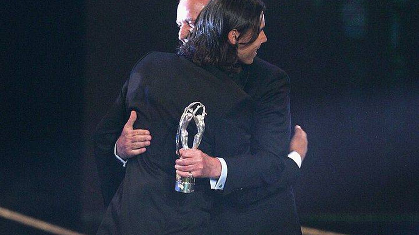 Durante los premios Laureus World Sports 2006, Don Juan Carlos abraza al ganador, Rafa Nadal. (Getty)