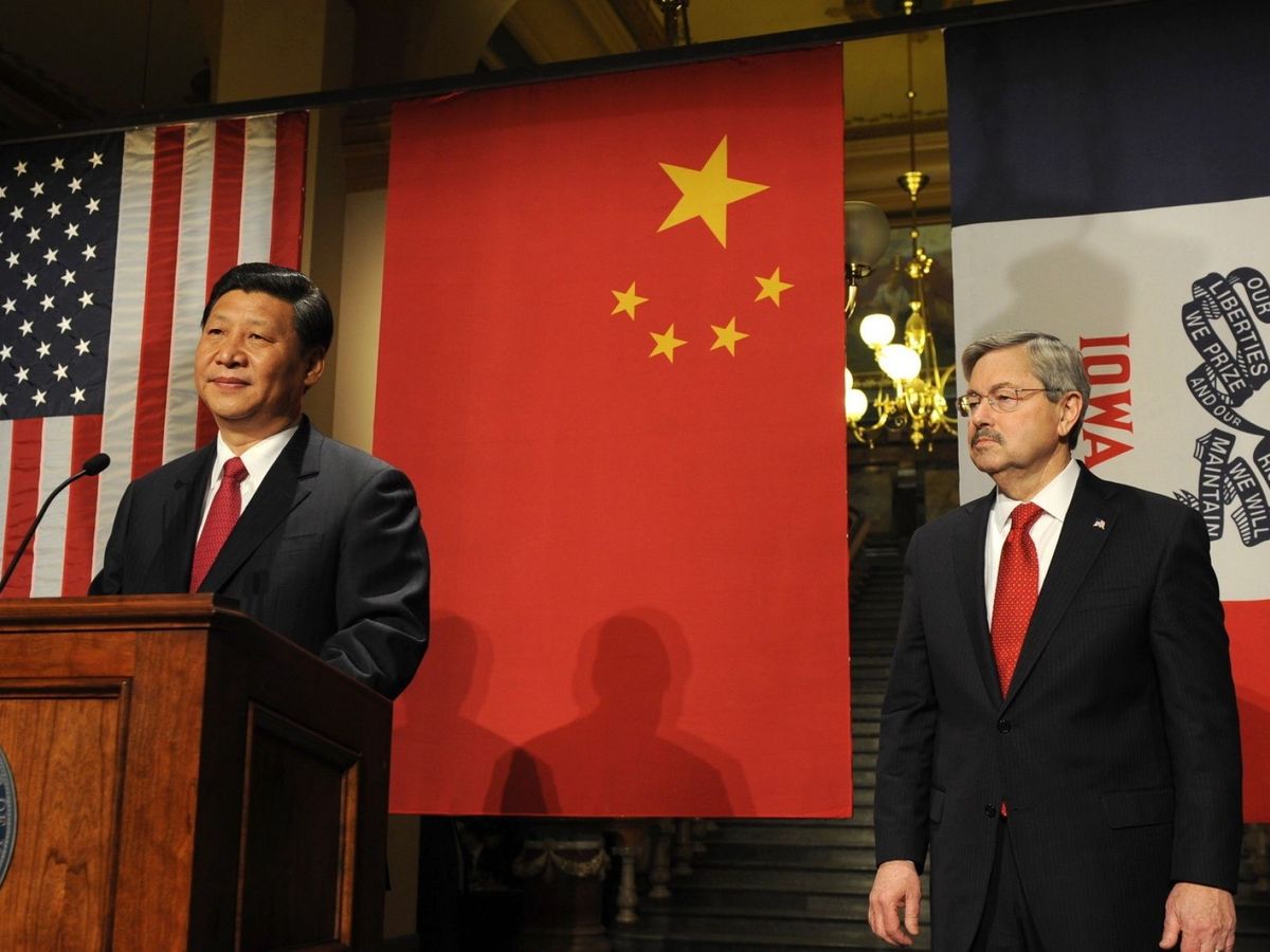 Foto: A la derecha, el hasta ahora embajador de EEUU en China, Terry Branstad, cuando era gobernador de Iowa. (EFE)