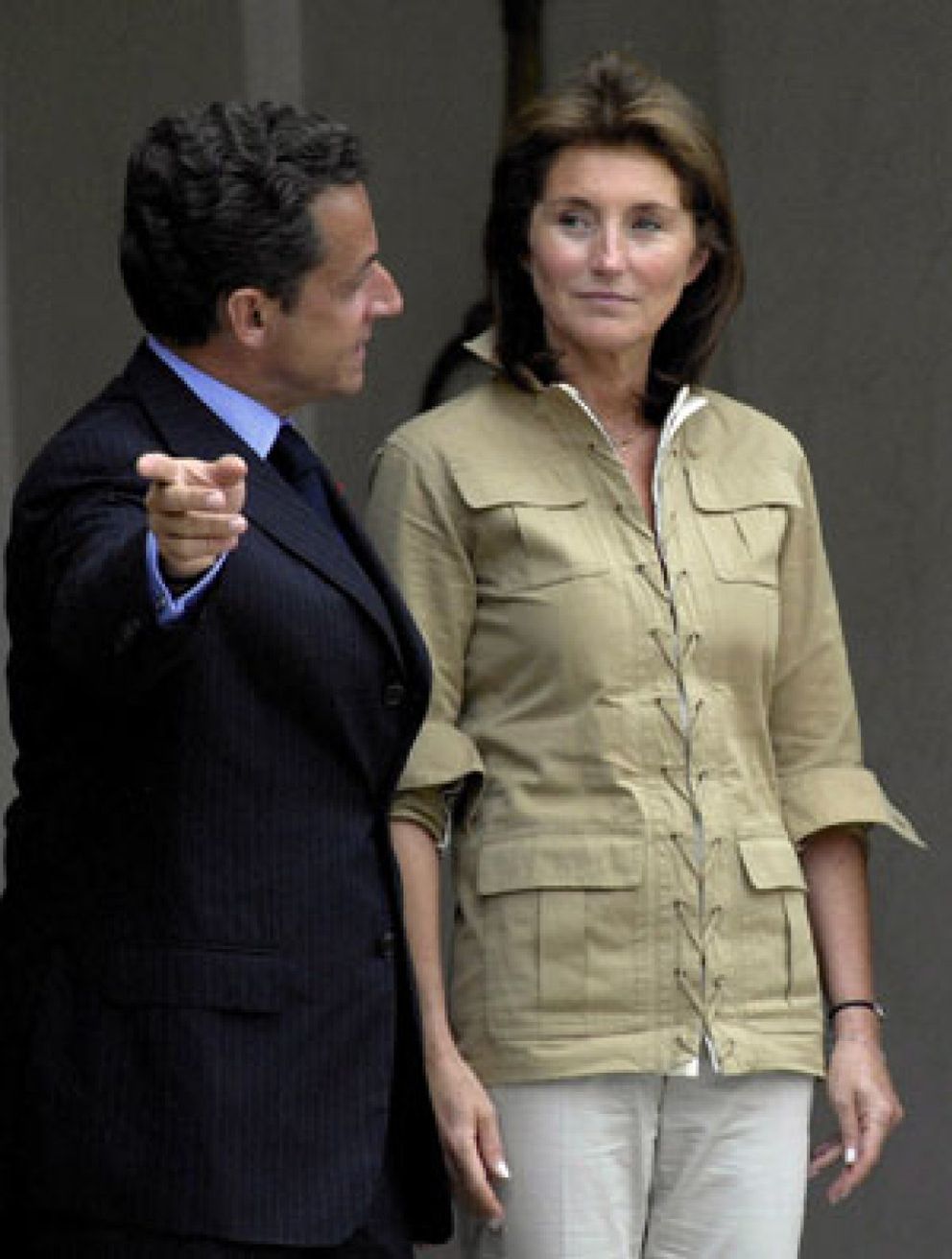 Foto: Sarkozy a Cecilia antes de la boda con Bruni: "Si vuelves, anulo todo"