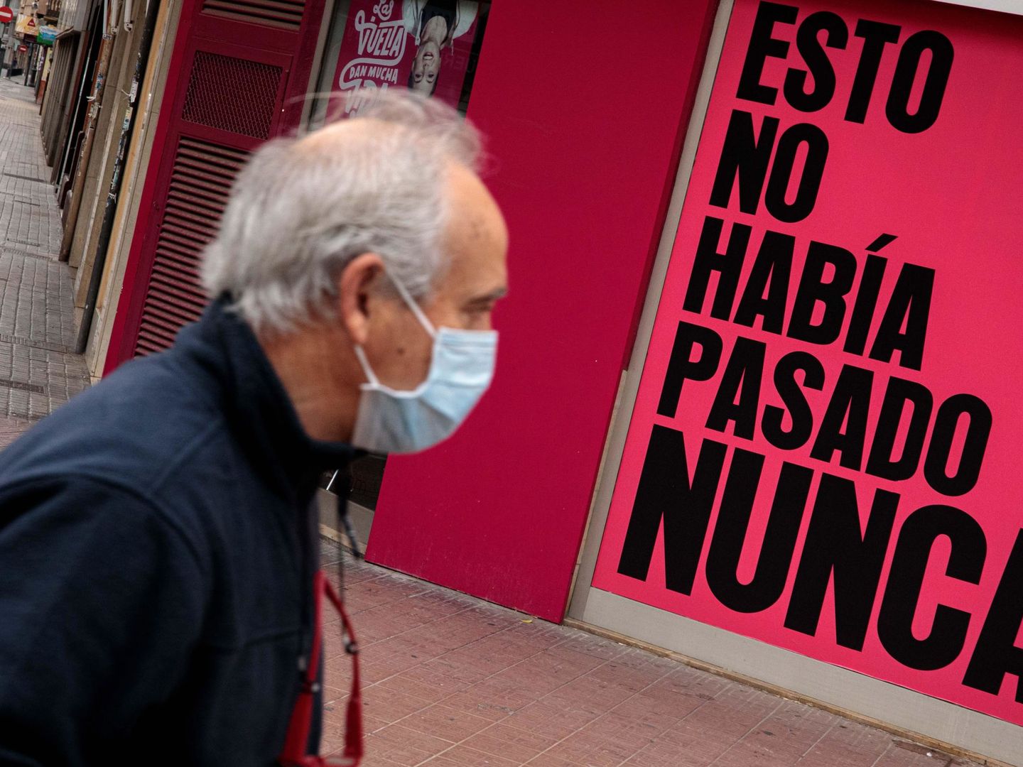 Un hombre con mascarilla camina por la calle en Valencia. (EFE)
