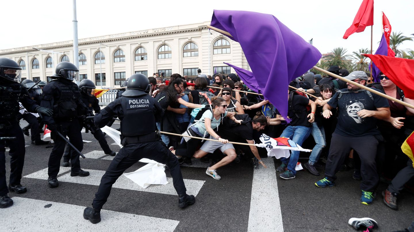 Agentes de policía cargan contra los manifestantes. (Reuters)