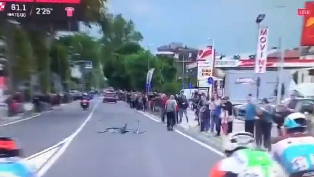 Casi acaba en tragedia: un encapuchado arroja una bicicleta a los ciclistas en el Giro