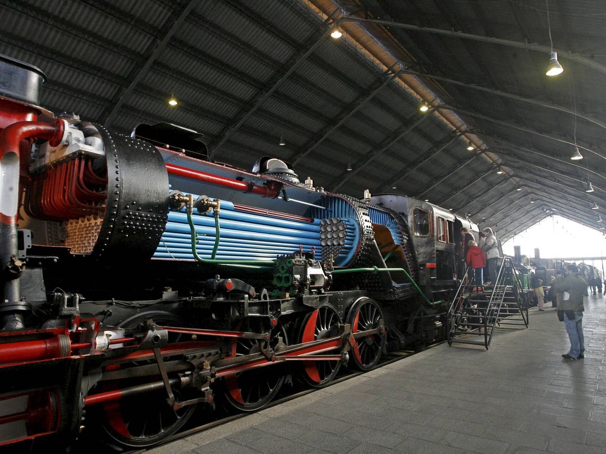 Foto: Vista de una de las locomotoras expuestas en el Museo del Ferrocarril, en la antigua estación de Delicias. (EFE/Víctor Lerena)