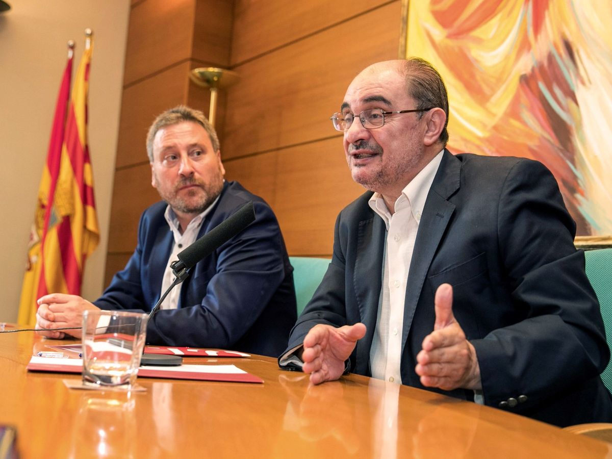 Foto:  El secretario general del PSOE Aragón, Javier Lambán (d), y el presidente de Chunta Aragonesista, José Luis Soro. (EFE)