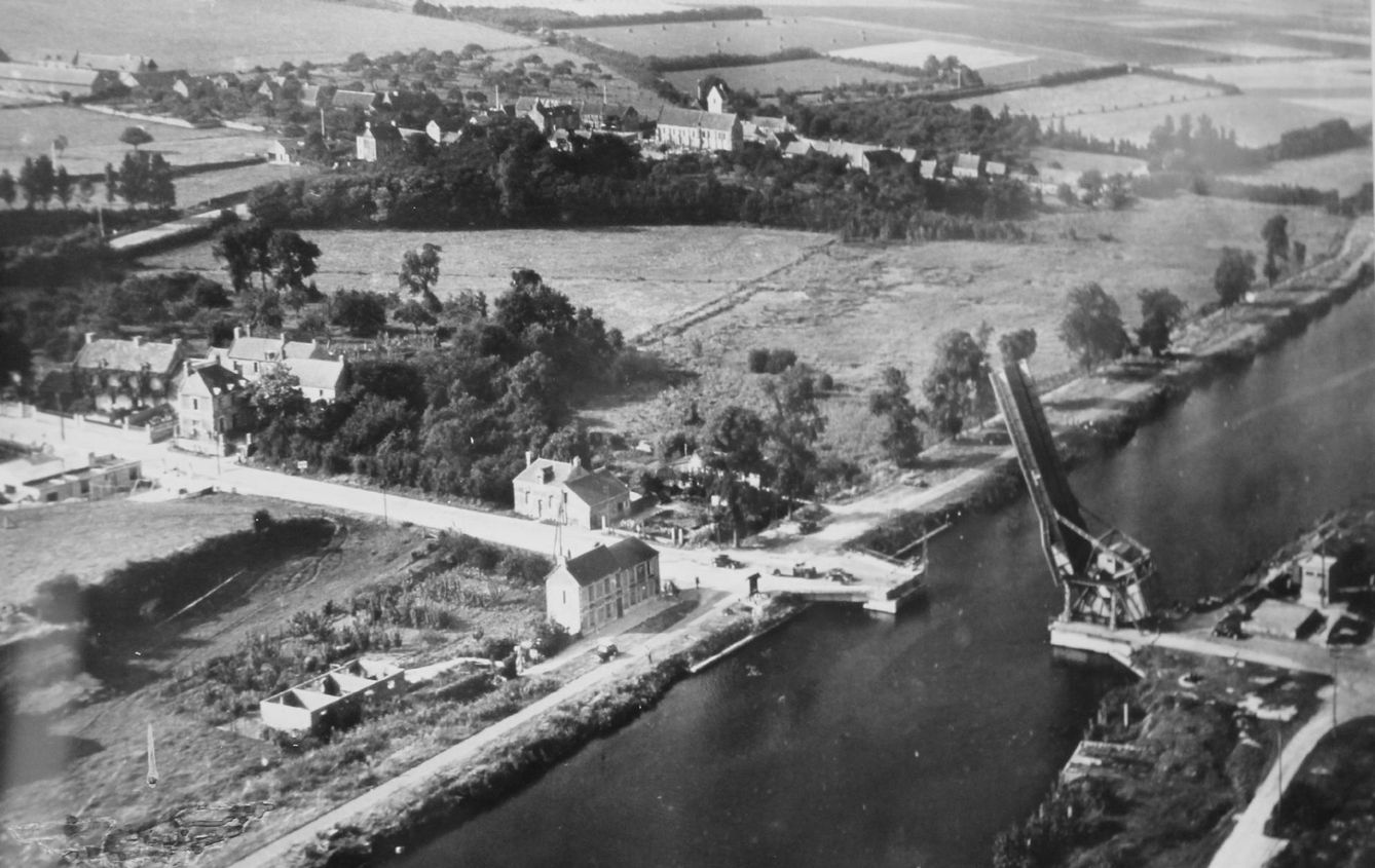 Fotografía aérea del puente Pegaso. A la derecha junto al canal, la zona de aterrizaje de Howard. En la otra margen el Café Gondrée. (Imperial War Museum)