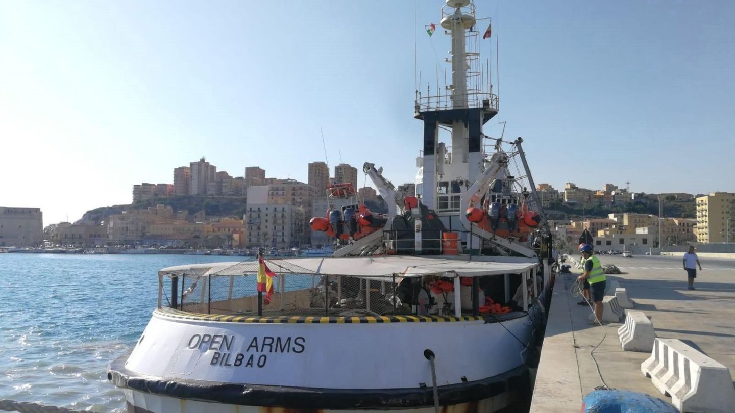 El Open Arms, en el puerto de Lampedusa. (EFE)