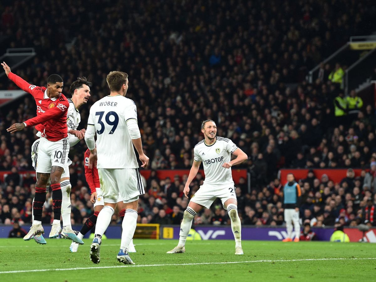 Foto: El delantero del Manchester United Marcus Rashford marca un gol ante el Leeds. (Reuters/Peter Powell)