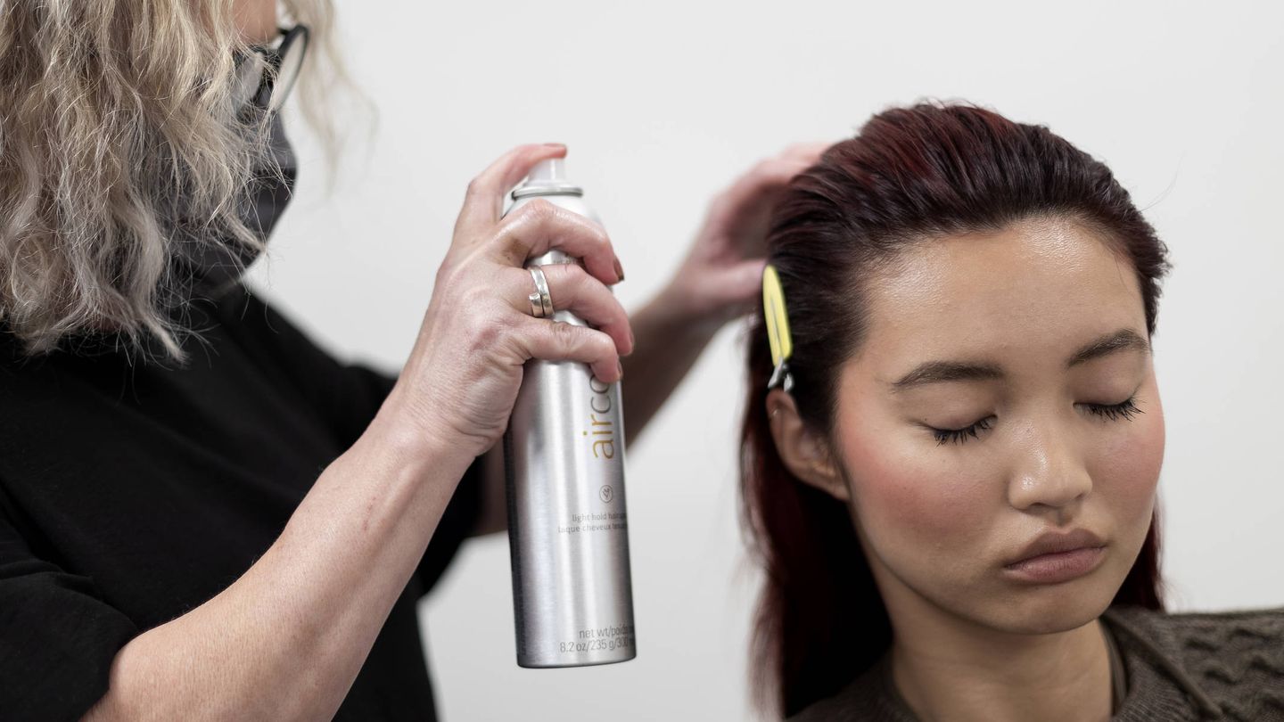 Los productos muy agresivos terminan debilitando el cabello y favoreciendo su caída (Imaxtree)