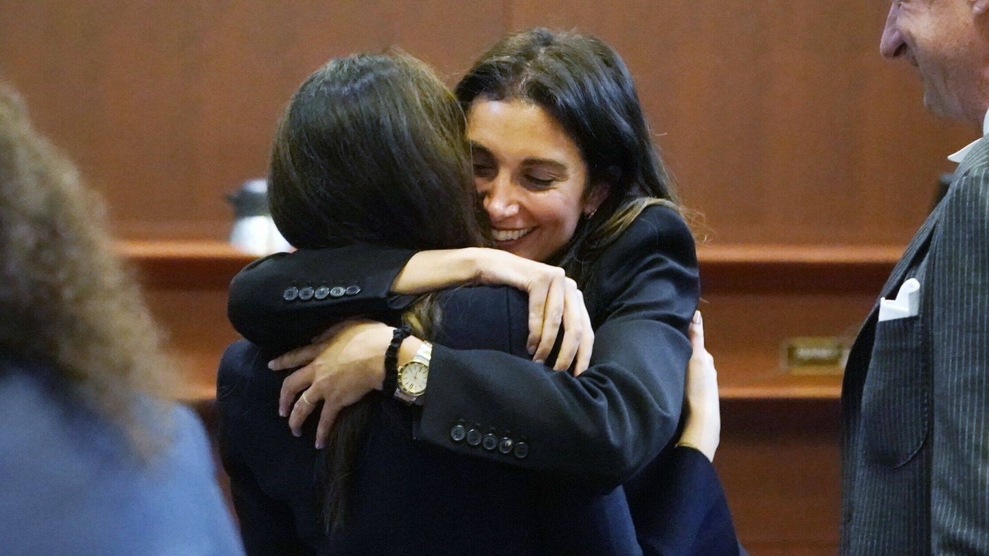 Joelle Rich abraza a Camille Vasquez tras el veredicto final. (EFE/Steve Helber)