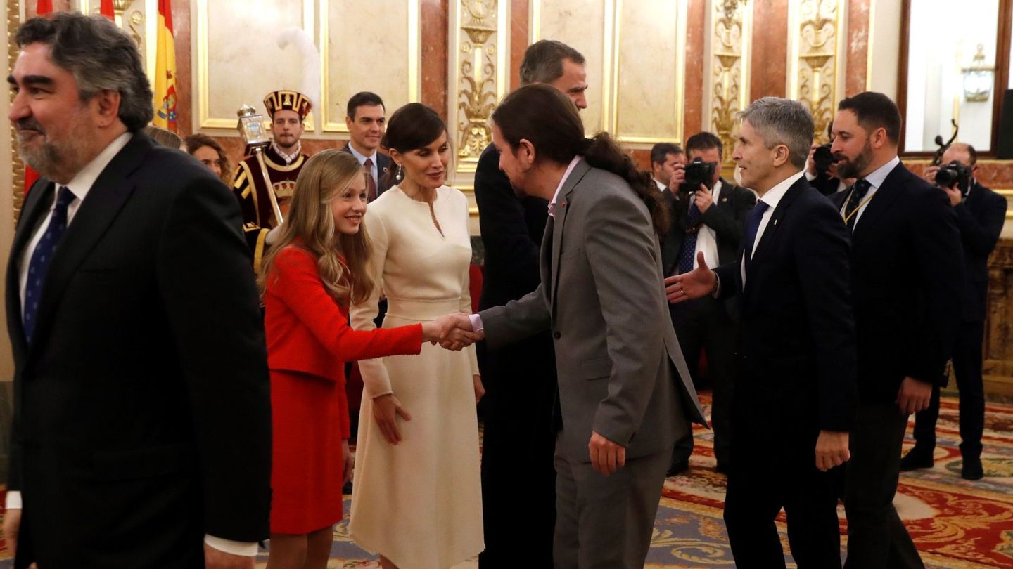 Los reyes, Felipe y Letizia, la princesa Leonor y la infanta Sofía, en la línea de saludo en el Congreso. (EFE)