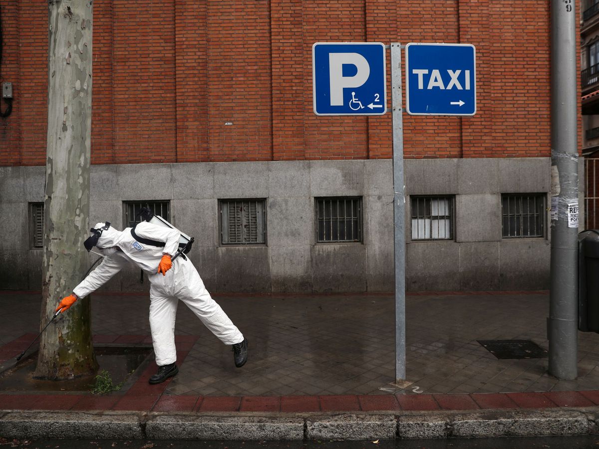 Foto: Un trabajador municipal desinfecta las calles en Madrid. (Reuters)
