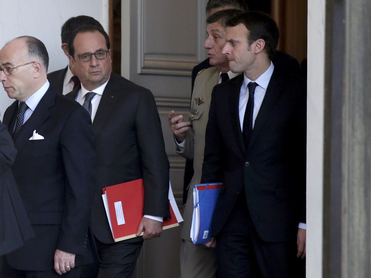 Pictured: French President Francois Hollande walks with ministers at the Elysee Palace in Paris.  (Reuters / Philippe Wojaze)r