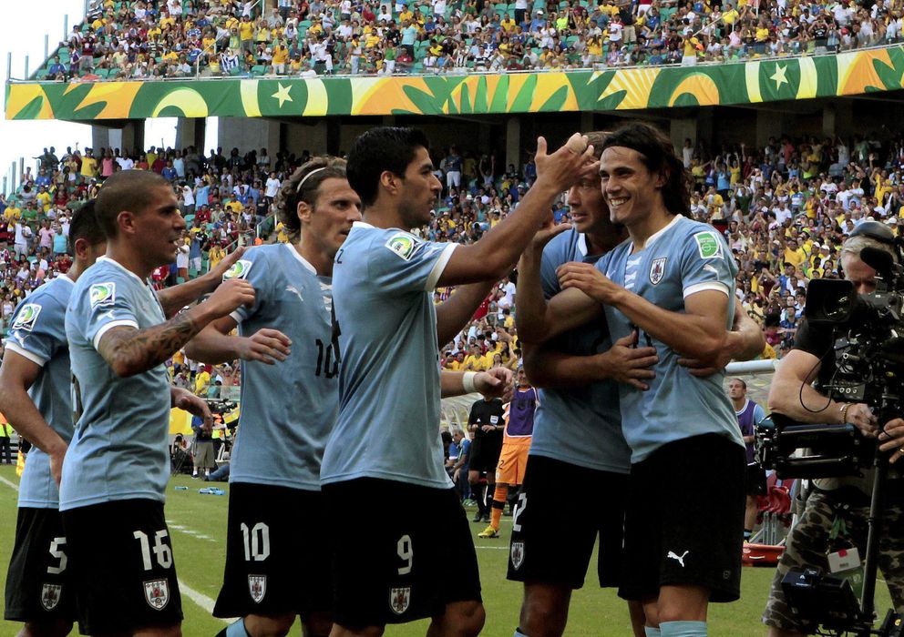 Foto: Los jugadores de Uruguay celebran un gol durante la pasada Copa Confederaciones.