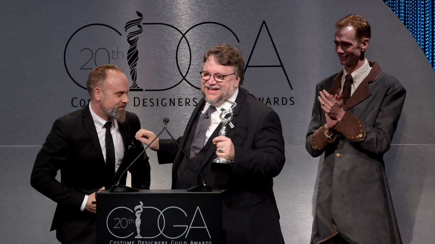 El diseñador de vestuario Luis Sequeira junto al director Guillermo del Toro.(Getty/Kevin Winter)