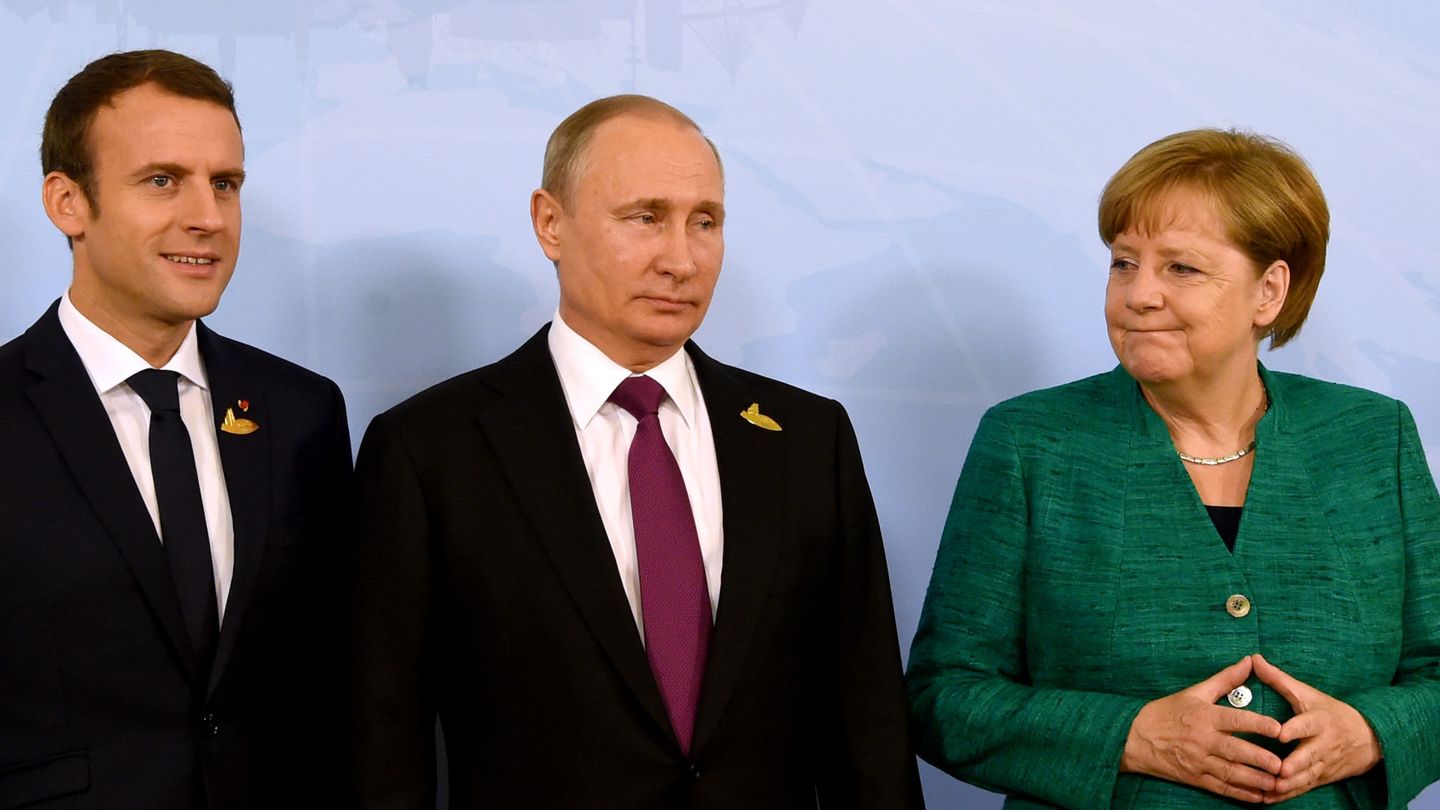 Angela Merkel, Vladimir Putin y Emmanuel Macron, en la reunión del  G20 en 2017. (Reuters)